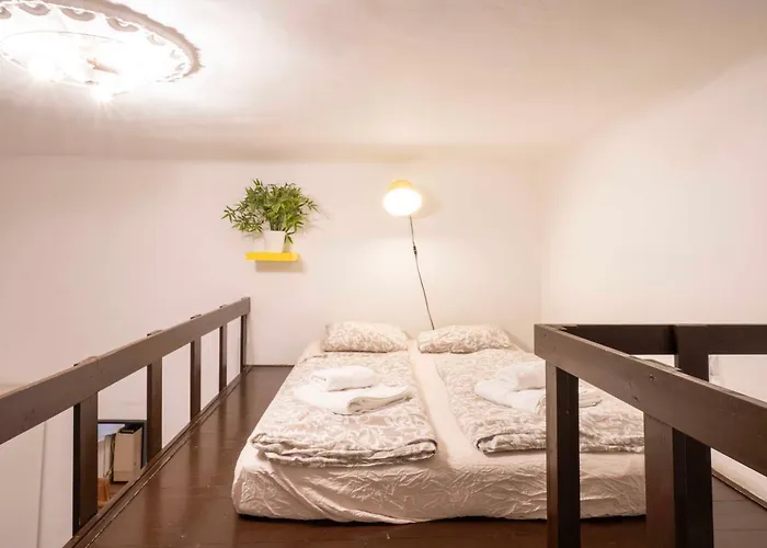 Quiet Cozy In Party Street E1 Apartament