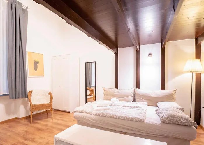Quiet Cozy In Party Street E1 Apartament