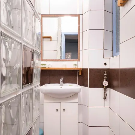 Quiet Cozy In Party Street E1 Apartment *